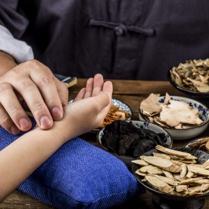 The old doctor of traditional Chinese medicine to the patient's pulse
